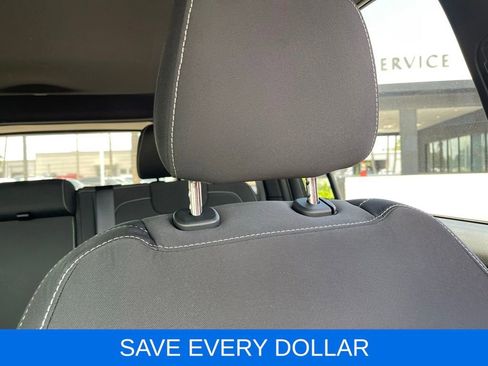 Used 2025 Jeep Grand Cherokee Laredo AWD/4WD image 19