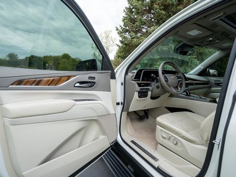 Used 2024 Cadillac Escalade Sport Platinum w/ LPO, ONYX Package AWD/4WD image 12
