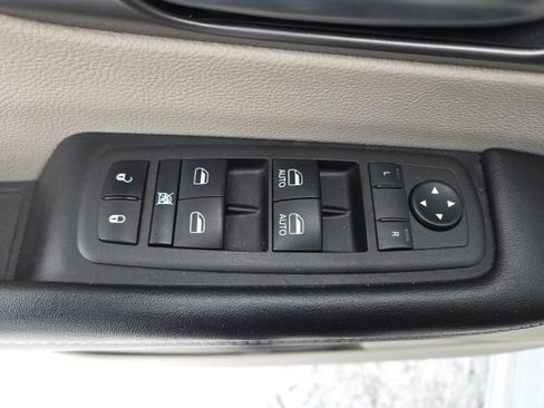 Used 2022 Chrysler Pacifica Touring-L image 48