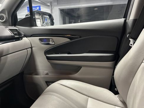 Used 2017 Honda Pilot Touring image 16