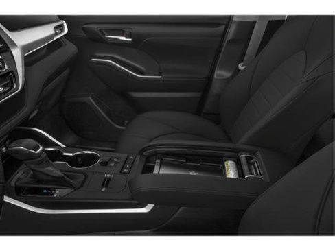 Used 2021 Toyota Highlander XLE AWD/4WD image 14