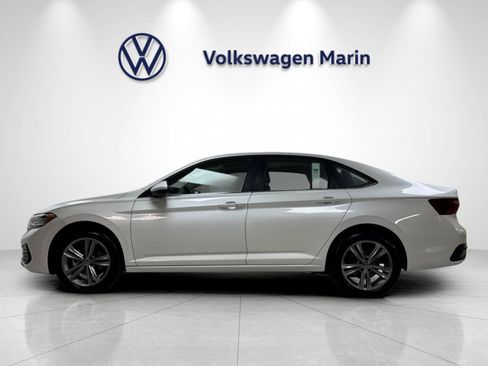 Used 2023 Volkswagen Jetta SE w/ Panoramic Sunroof Package FWD image 2