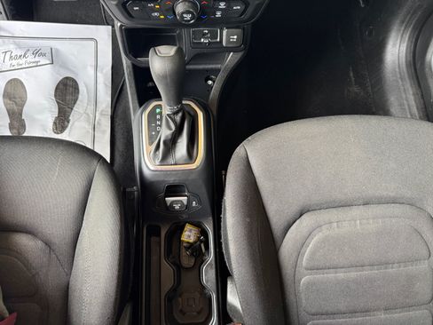 Used 2018 Jeep Renegade Latitude FWD image 13