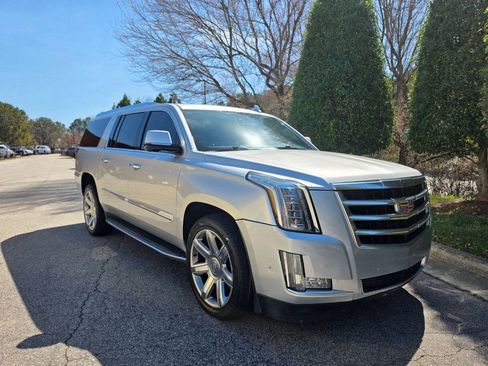 Used 2019 Cadillac Escalade ESV Luxury AWD/4WD image 7