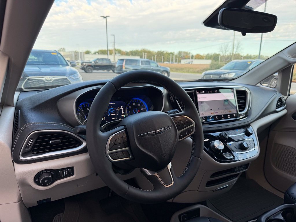 Used 2024 Chrysler Pacifica Touring-L FWD image 13