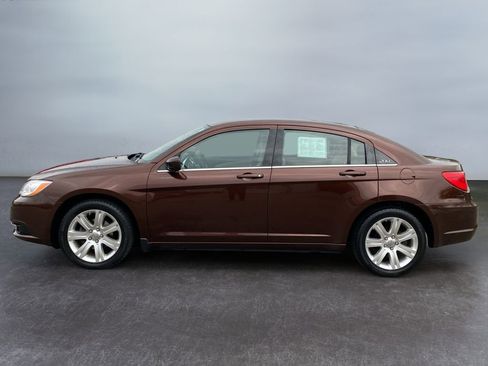 Used 2012 Chrysler 200 Touring FWD image 2