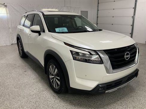 Used 2023 Nissan Pathfinder SL AWD/4WD image 3