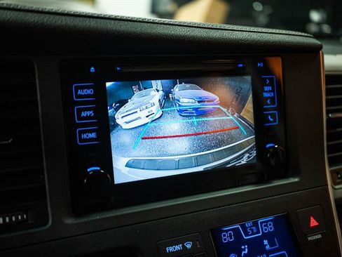 Used 2015 Toyota Sienna XLE w/ XLE Navigation Package image 21