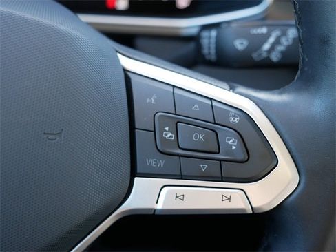 Certified 2025 Volkswagen Taos SE image 26