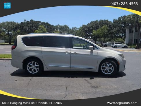 Used 2017 Chrysler Pacifica Touring-L Plus FWD image 6