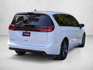 New 2026 Chrysler Pacifica Select video 2