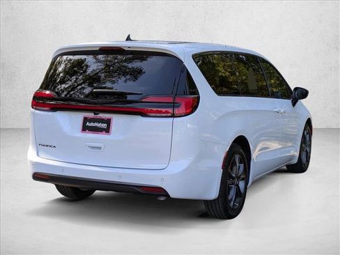 New 2026 Chrysler Pacifica Select image 2
