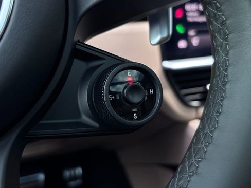 Certified 2022 Porsche Cayenne Turbo S AWD/4WD image 18
