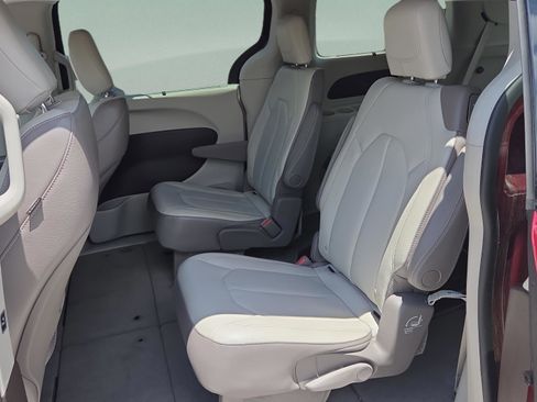 Used 2017 Chrysler Pacifica Touring-L FWD image 11