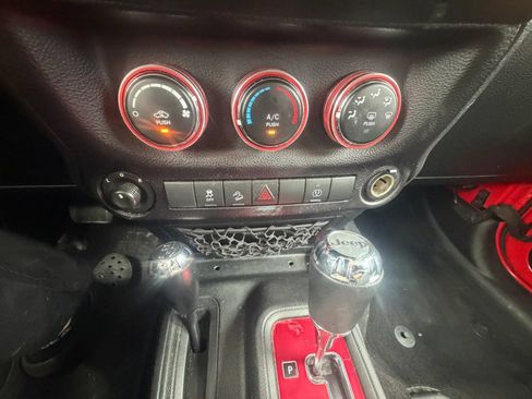 Used 2018 Jeep Wrangler Unlimited Sahara AWD/4WD image 17