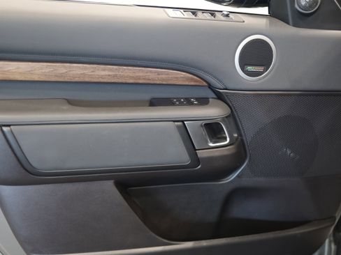 Used 2018 Land Rover Discovery HSE AWD/4WD image 13