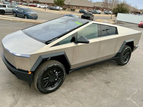 Used 2024 Tesla Cybertruck AWD Crew Cab image 5