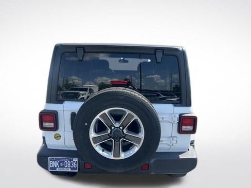 Used 2018 Jeep Wrangler Unlimited Sahara AWD/4WD image 8