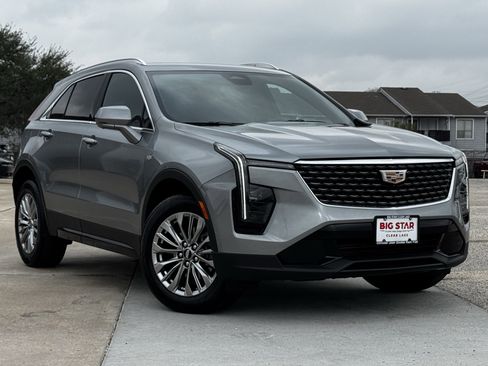 Used 2025 Cadillac XT4 Premium Luxury image 2