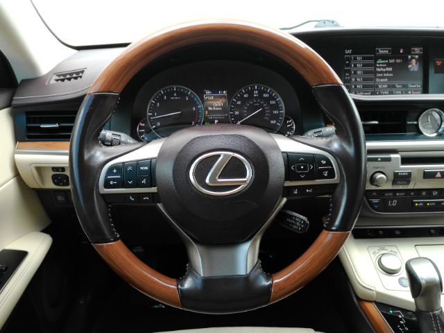 Used 2016 Lexus ES 350 w/ Luxury Package w/Wood Trim FWD image 31