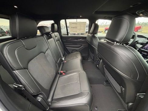 New 2025 Jeep Grand Cherokee Altitude image 10