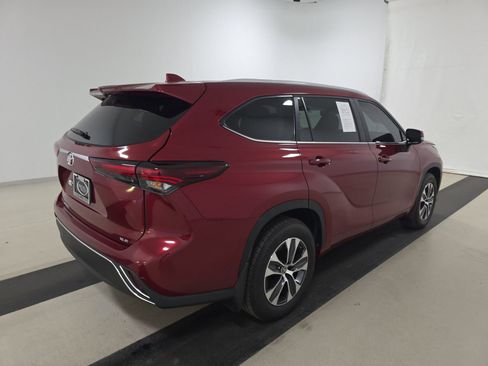 Used 2025 Toyota Highlander XLE image 3