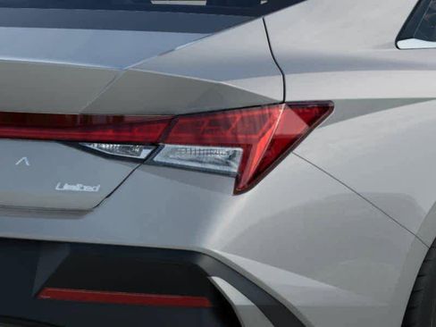 New 2025 Hyundai Elantra Limited image 10