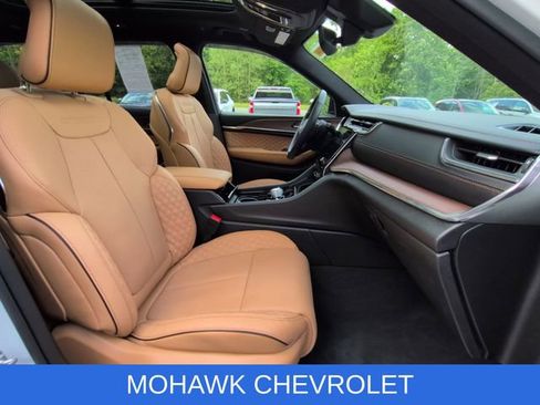 Used 2025 Jeep Grand Cherokee Summit AWD/4WD image 29