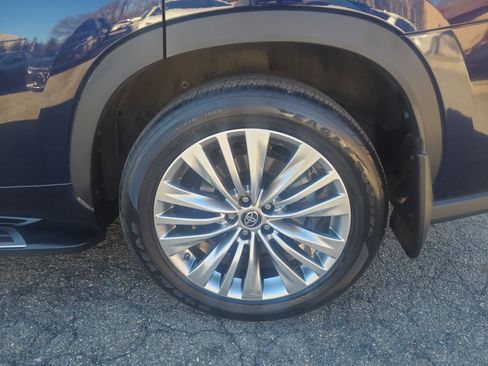 Used 2025 Toyota Highlander Platinum image 11