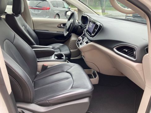 Used 2023 Chrysler Pacifica Touring-L FWD image 8
