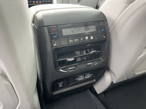 Used 2022 Jeep Grand Cherokee Overland w/ Luxury Tech Group IV image 17