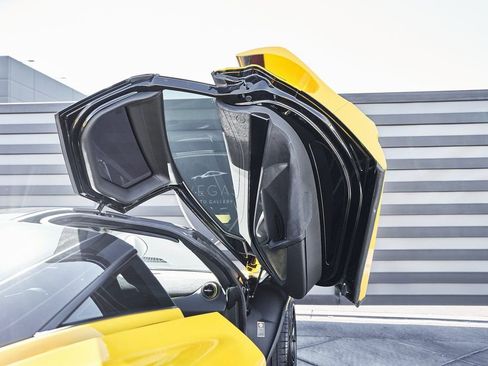 Used 2019 McLaren 720S RWD image 28