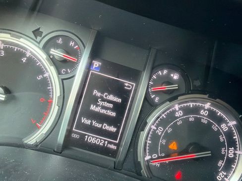 Used 2020 Toyota 4Runner Venture w/ Moonroof Package AWD/4WD image 16