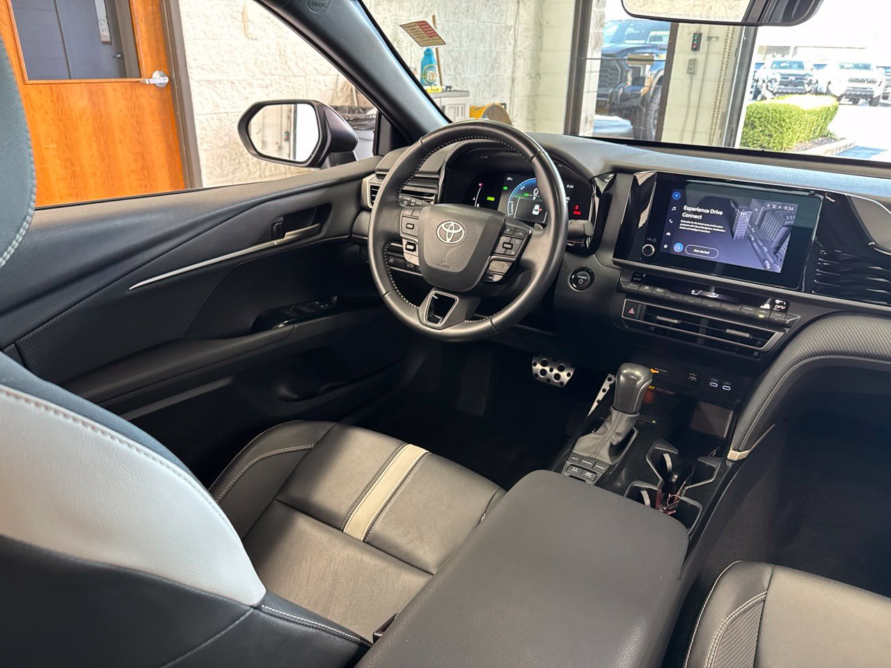 Used 2025 Toyota Camry SE w/ Convenience Package FWD image 43