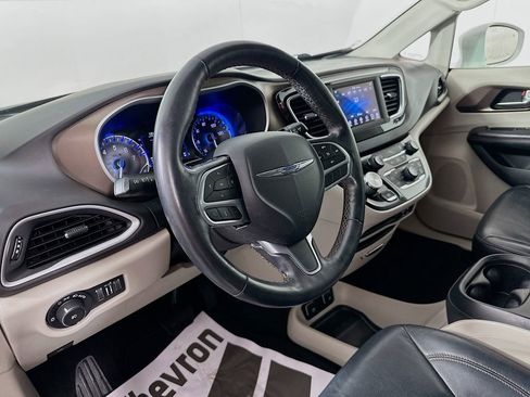 Used 2019 Chrysler Pacifica Touring-L image 9