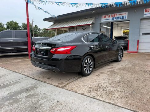 Used 2017 Nissan Altima 2.5 SV w/ Convenience Package FWD image 6