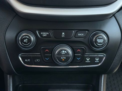 Used 2018 Jeep Cherokee Latitude Plus w/ Comfort/Convenience Group AWD/4WD image 42