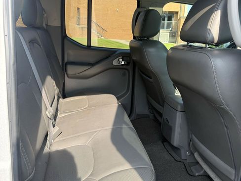 Used 2007 Nissan Frontier LE w/ Leather Pkg AWD/4WD image 12