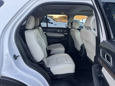 Used 2017 Ford Explorer Platinum image 11