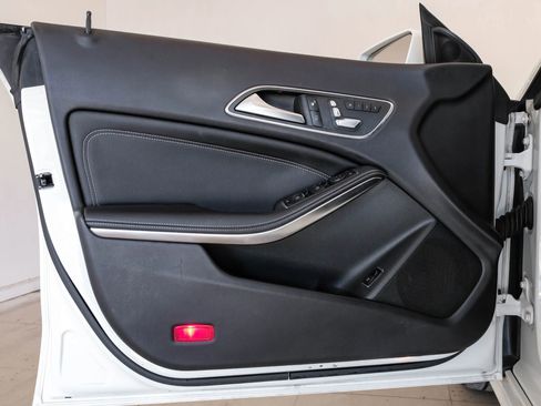 Used 2018 Mercedes-Benz CLA 250 image 40