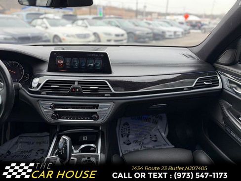 Used 2017 BMW 750i image 29