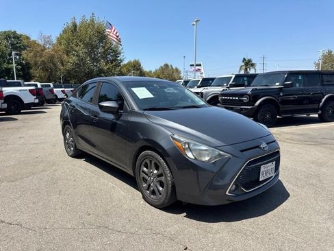 Used 2019 Toyota Yaris LE FWD image 4