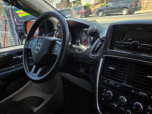 Used 2017 Dodge Grand Caravan SE FWD image 11