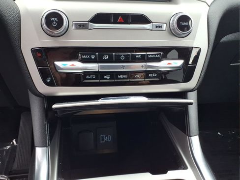 Used 2022 Ford Explorer XLT w/ Equipment Group 202A image 18