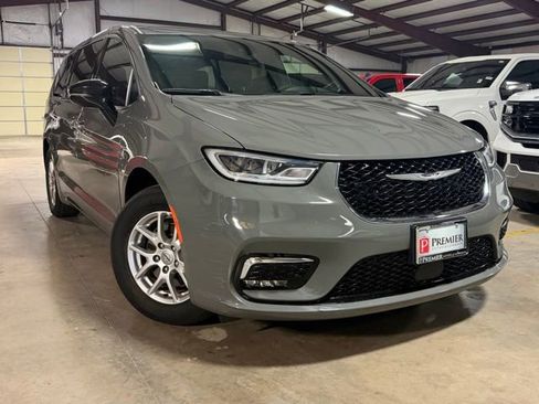 Used 2025 Chrysler Pacifica Select FWD image 1