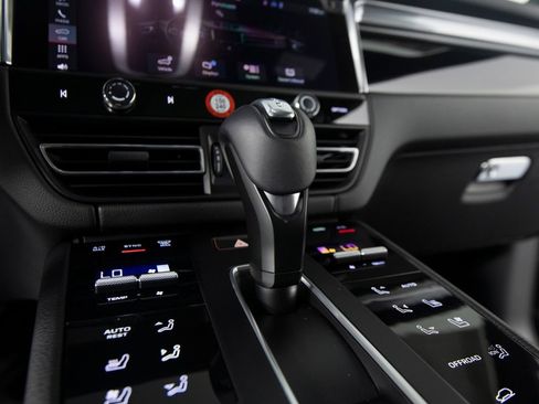 Certified 2026 Porsche Macan AWD/4WD image 30