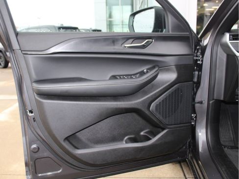 New 2025 Jeep Grand Cherokee Laredo X w/ Luxury Tech Group I image 9