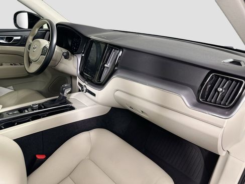 Used 2020 Volvo XC60 T6 Momentum w/ Protection Package Premier image 31
