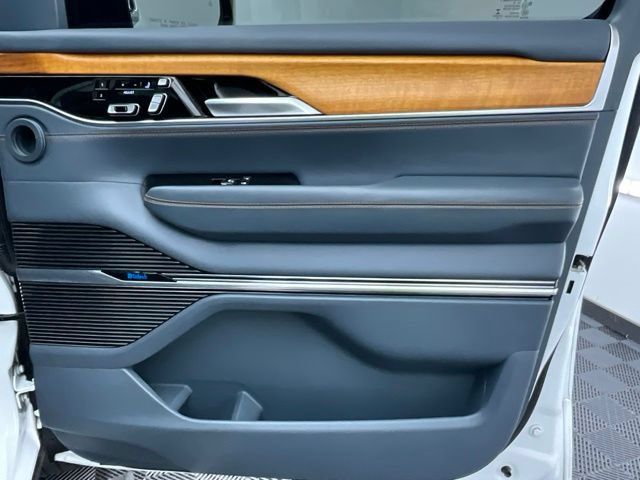 Used 2022 Jeep Grand Wagoneer Series II w/ Convenience Group III AWD/4WD image 25