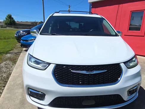 Used 2022 Chrysler Pacifica Limited FWD image 18